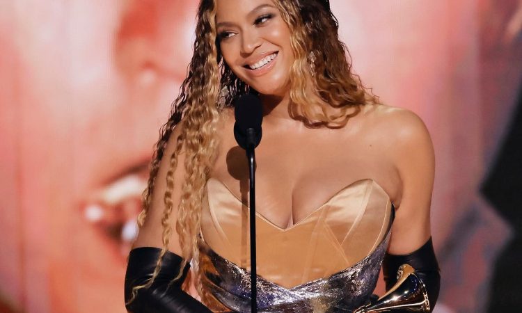 Grammy za album leta osvojil Harry Styles, Beyonce vstopila v zgodovino z 32 pozlačenimi gramofoni